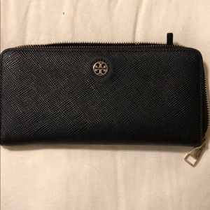 Tory Burch Robinson passport continental wallet